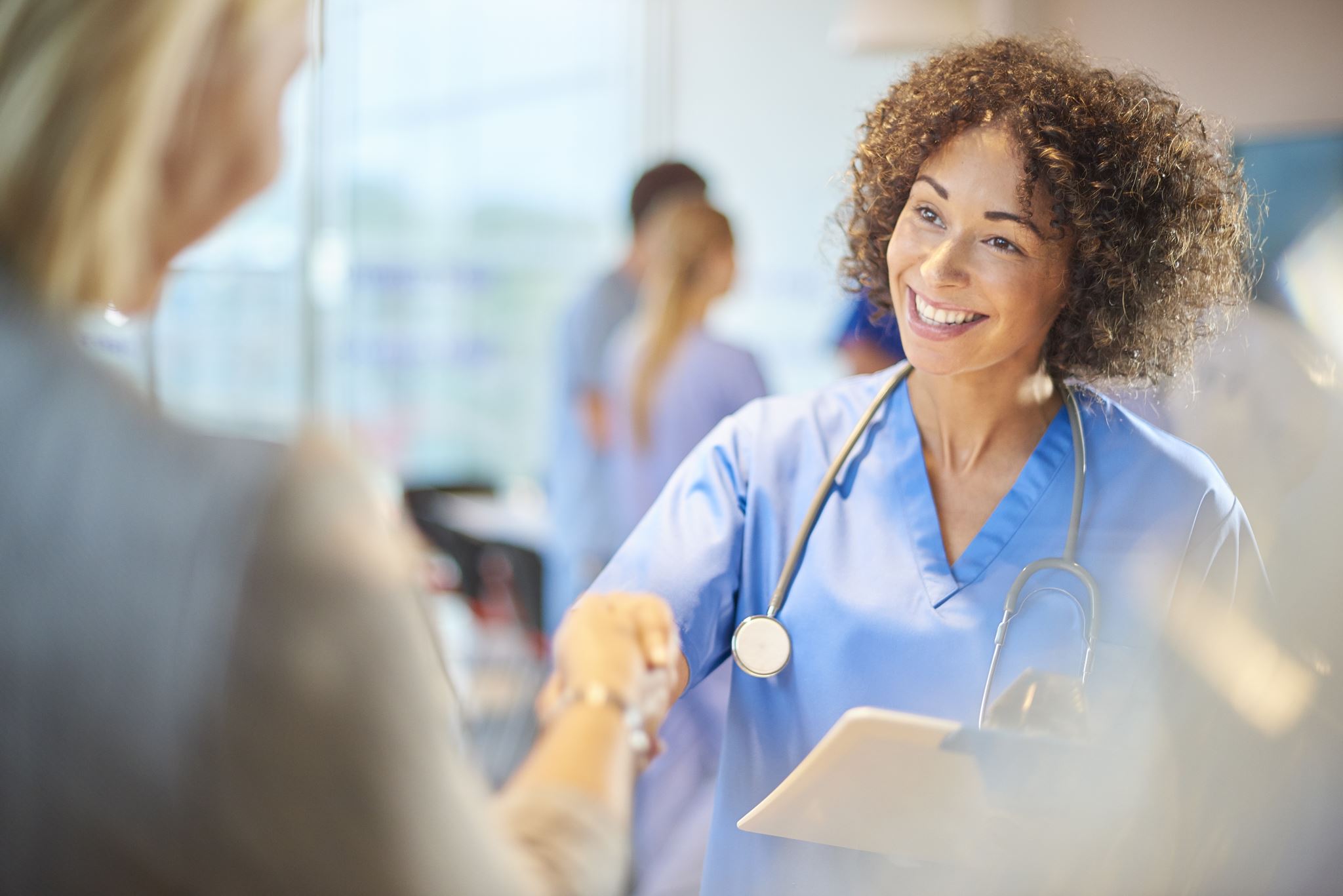 Doctor-friendly-shaking-hands-with-a-patient